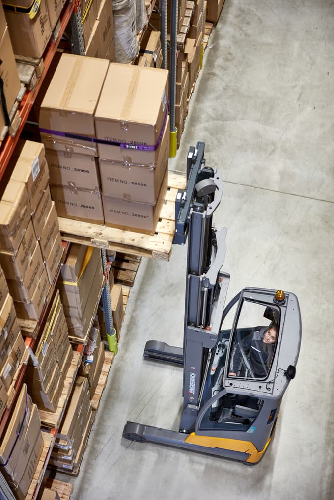 Okretni in inovativni regalni viličar ETV 216i je pravi partner za učinkovito skladiščenje in izskladiščenje ter pripravo palet za komisioniranje. Ergonomsko oblikovano delovno mesto odlikuje veliko manevrskega prostora, odličen pogled na vse strani in preprosto upravljanje.