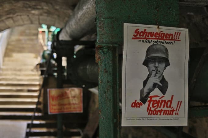 Danes zgolj v ponazoritev, med delovanjem tovarne pa resno opozorilo delavcem, da morajo molčati o tem, kaj se dogaja ne le pod zemljo, ampak tudi v proizvodnji zgoraj v halah.