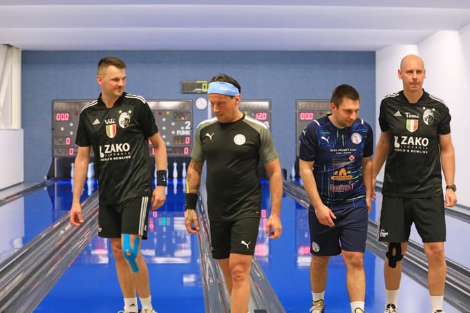 Kegljaški asi, ki so leta 2022 Urošu Stoklasu pomagali v prvih lučajih 24-urnega kegljaškega maratona v Bowling centru Bajta v Radljah; od leve nekdanji svetovni rekorder Vilmoš Zavarko, Uroš Stoklas, sedanji rekorder Čongor Baranj, nekdanji rekorder Tamas Kiss.