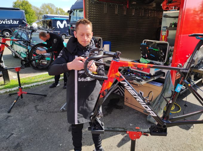 Mehaniki popravljajo šest koles od vsakega tekmovalca, teh pa je 28.