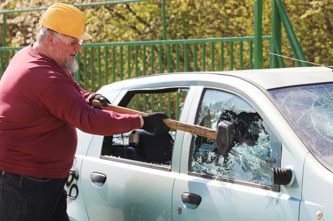 (FOTO in VIDEO) Avtolom za lažje obvladovanje jeze: Ko kladivo z vsakim zamahom postaja vse težje
