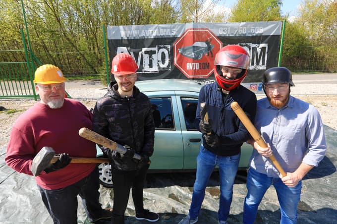 (FOTO in VIDEO) Avtolom za lažje obvladovanje jeze: Ko kladivo z vsakim zamahom postaja vse težje
