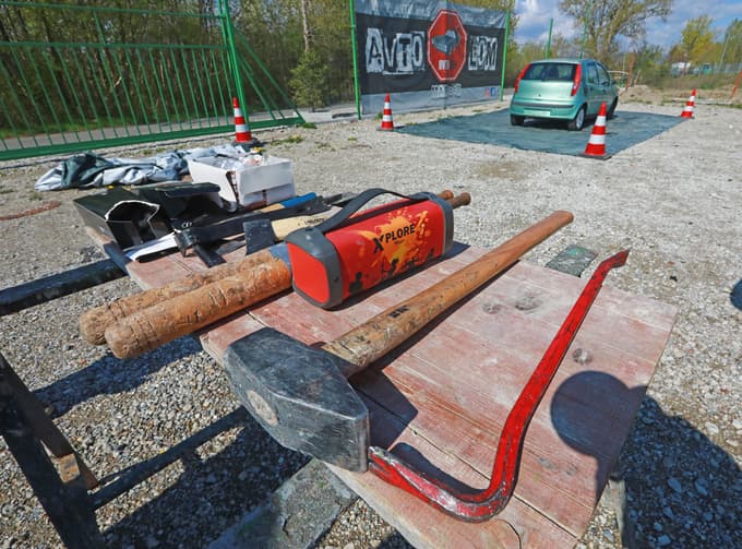 Avtoodpad Maribor - Avtokomplet Pintarič, ki omogoča avtolom, ima potrebno zaščitno in uničevalno opremo. Seveda tudi vozila. 