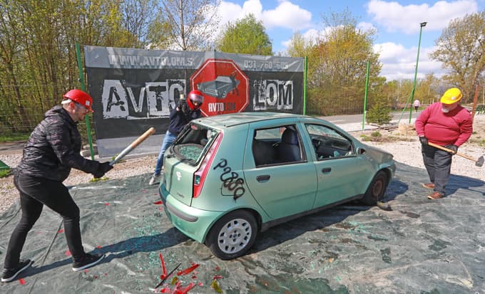 (FOTO in VIDEO) Avtolom za lažje obvladovanje jeze: Ko kladivo z vsakim zamahom postaja vse težje
