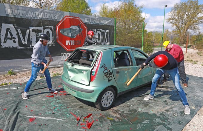 (FOTO in VIDEO) Avtolom za lažje obvladovanje jeze: Ko kladivo z vsakim zamahom postaja vse težje
