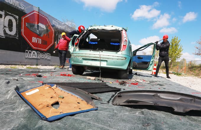 Mariborska vstaja pomeni uničevanje z bejzbolskimi palicami, granitnimi kockami in avtomobilskimi ključi.