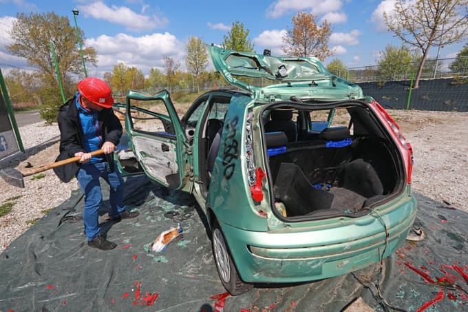 (FOTO in VIDEO) Avtolom za lažje obvladovanje jeze: Ko kladivo z vsakim zamahom postaja vse težje
