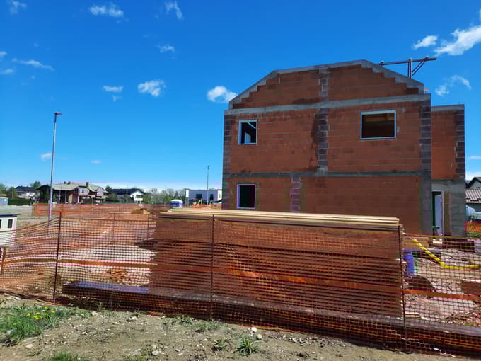 Novogradnja v soseski Borov gozd za miklavškim Sparom