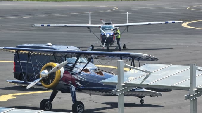 Dvokrilec, krepko starejši od pilotov