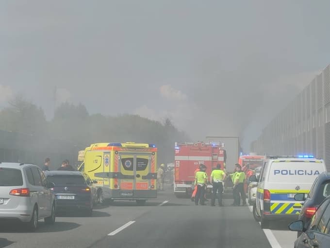 (FOTO) Štajerska avtocesta spet odprta, zastoj tovornih vozil je bil dolg več kot 20 kilometrov
