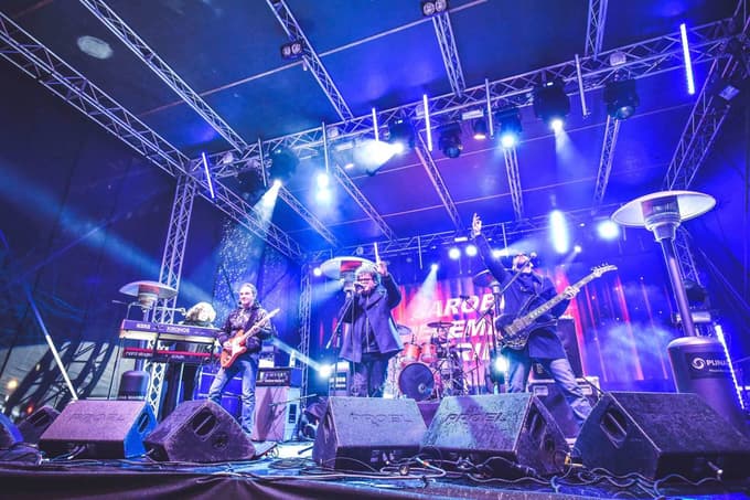 Člani bendra Crvena jabuka so posneli že več kot sto skladb.