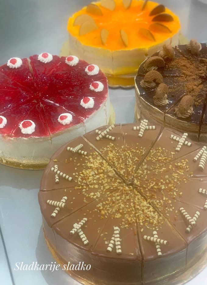 Ponujajo 40 do 50 vrst tort.