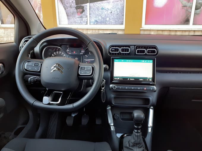 Notranjost vsaj z obliko dveh merilnikov, ki sta ovalna, spominja na nekdanjo drugačnost citroënov. Prednja sedeža sta naslonjača, tudi zadaj je mehko.