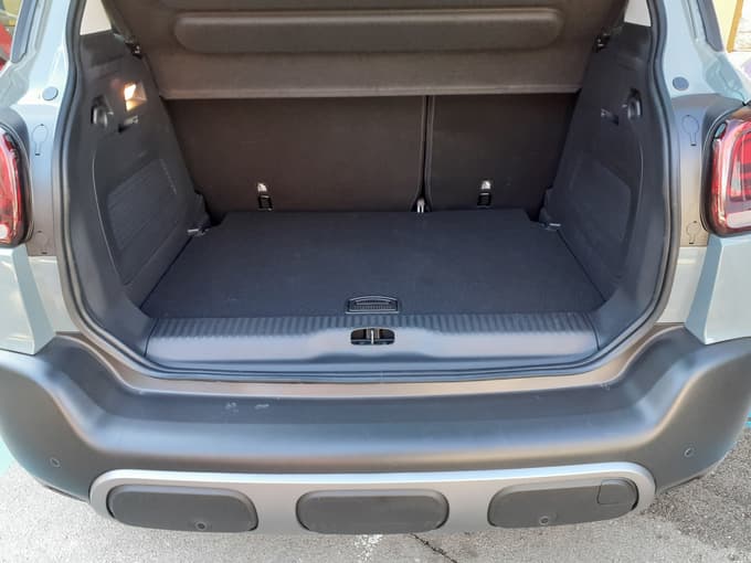 Prtljažnik ima globoko dvojno dno, kar je zelo uporabno.