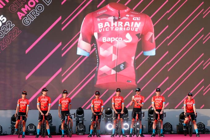 Bahrain Victorious s Slovencema Domnom Novakom (cetrti z desne) in Janom Tratnikom (desno).