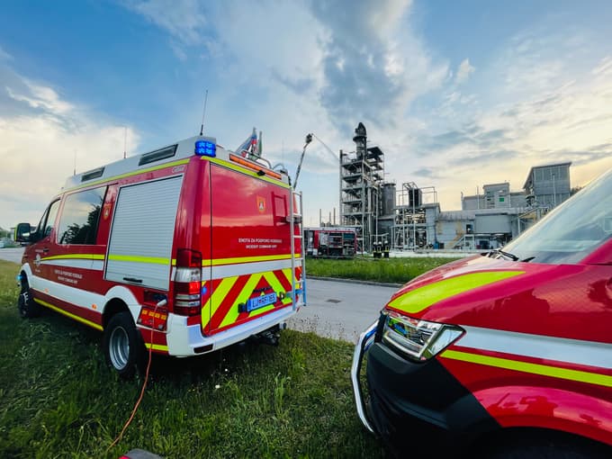 (FOTO) Zagorelo v tovarni Belinka. Požar ni povzročil onesnaženja okolja, škoda pa je ogromna
