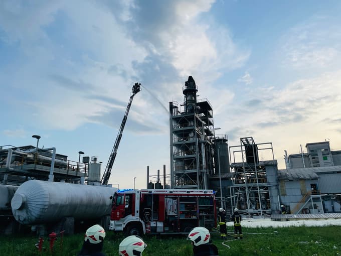 (FOTO) Zagorelo v tovarni Belinka. Požar ni povzročil onesnaženja okolja, škoda pa je ogromna
