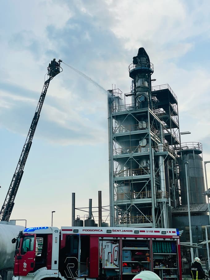 (FOTO) Zagorelo v tovarni Belinka. Požar ni povzročil onesnaženja okolja, škoda pa je ogromna
