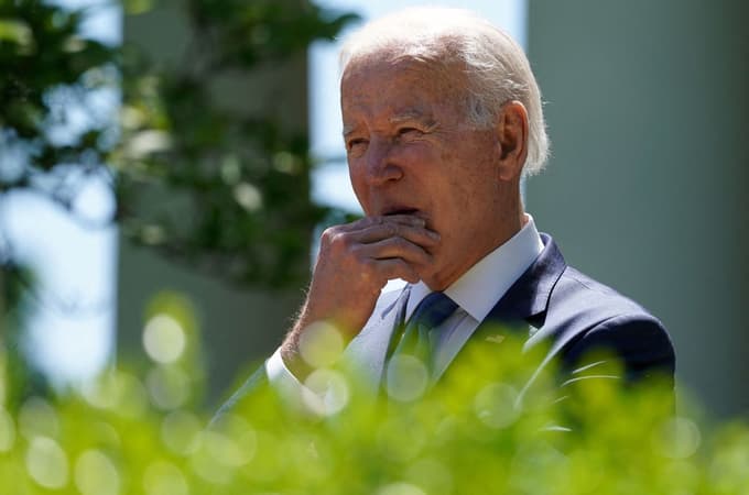 Biden podpisal nov program pomoči Ukrajini, ruskega predsednika Putina posredno primerjal s Hitlerjem