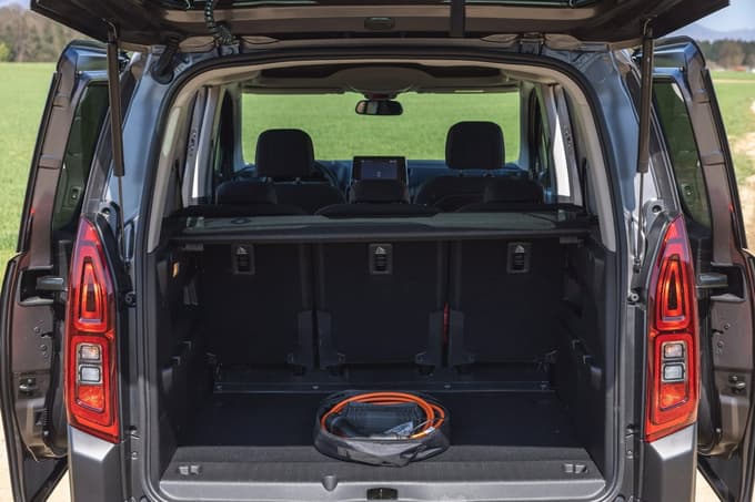 V prtljažniku ni razlik, le polnilni kabel je priporočljivo imeti v njem.