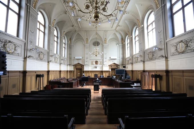 "Razviti pravni sistemi ne samo, da zahtevajo izločitev v primeru konflikta interesov, ampak zahtevajo tudi izogibanje samemu vtisu o potencialnem konfliktu"