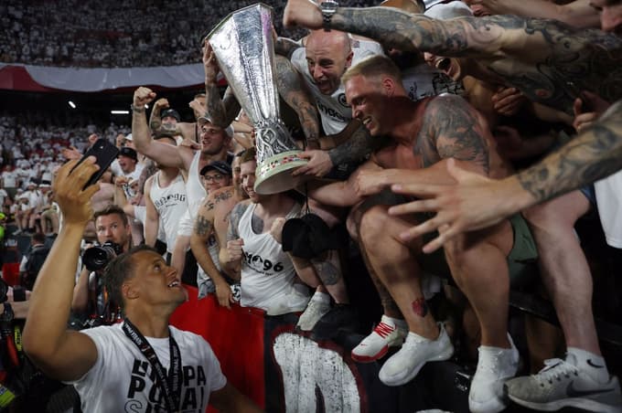 Prvaki so tudi navijačem pustili, da so se fotografirali s trofejo. 