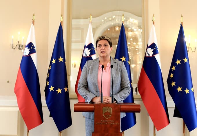 Vodja poslancev SDS Jelka Godec je ocenila, da je načrtovano večanje števila ministrstev nesmiselno.