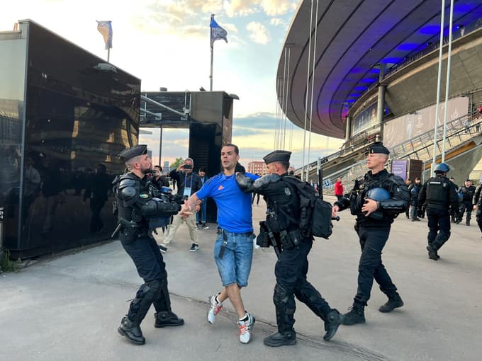 (FOTO in VIDEO) Uefa: Krivi so navijači s ponarejenimi vstopnicami. Policija uporabila solzivec, aretirali 68 oseb
