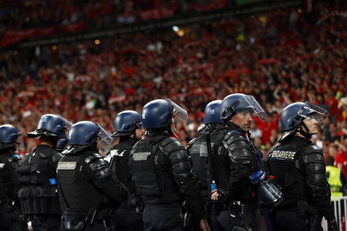 (FOTO in VIDEO) Uefa: Krivi so navijači s ponarejenimi vstopnicami. Policija uporabila solzivec, aretirali 68 oseb
