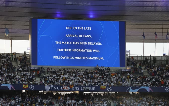 (FOTO in VIDEO) Uefa: Krivi so navijači s ponarejenimi vstopnicami. Policija uporabila solzivec, aretirali 68 oseb
