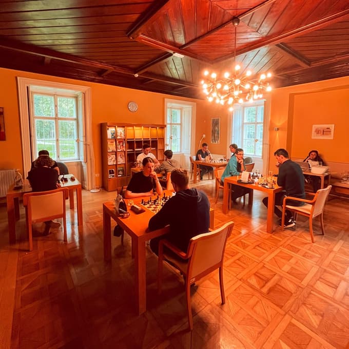 Kisla sobota idealna za šahovski turnir: Na Ravnah je zmagal Žan Lisec