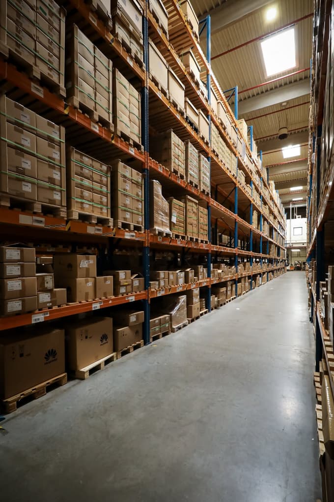 V skladišču je za osem tisoč kubičnih metrov prostora, v njem pa hranijo približno 100 tisoč škatel z najrazličnejšo opremo.