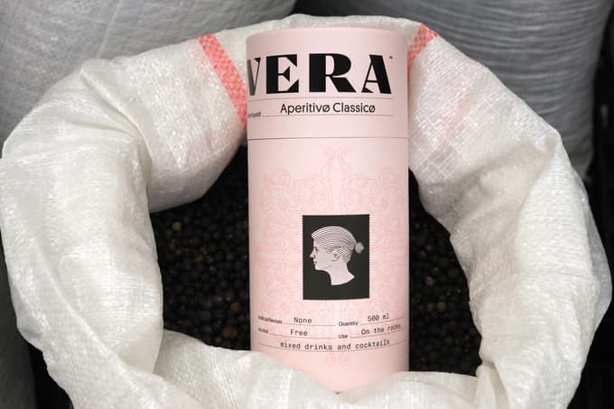 To, da v Vera Spirits vse delajo sami, od začetka do konca, je prednost. Veliki proizvajalci pogosto najdejo nekoga, ki jim razvije recept, outsourcajo proizvodnjo, kar pomeni precej daljši čas za razvoj izdelkov, prav tako materije ne poznajo v bistvu.