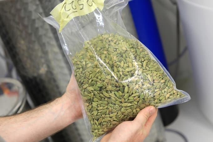 (FOTO) Bili smo v prvi slovenski destilarni, kjer ustvarjajo žganice brez alkohola. In kakšen je njihov okus?