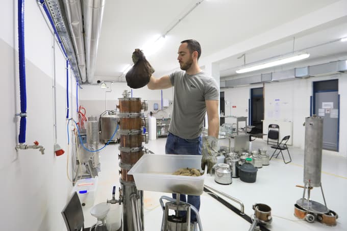 V Vera Spirits frakcije za gin destilirajo posebej, združijo jih šele pred stekleničenjem, da lahko zagotvijo ponovljivost, kajti botaniki se spreminjajo.