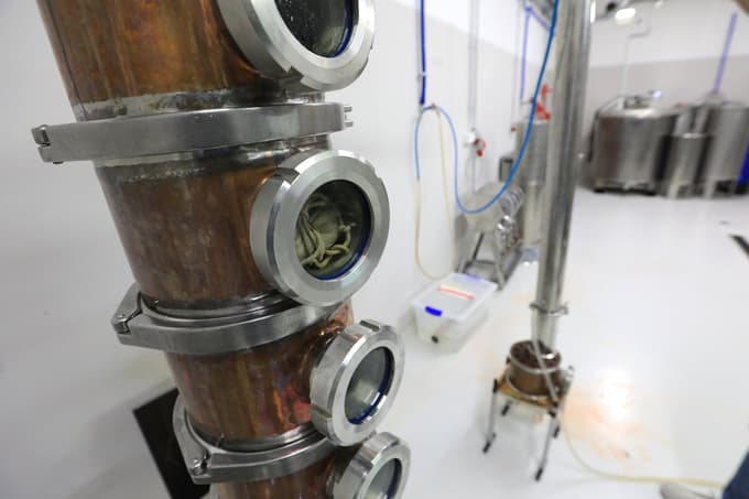 (FOTO) Bili smo v prvi slovenski destilarni, kjer ustvarjajo žganice brez alkohola. In kakšen je njihov okus?