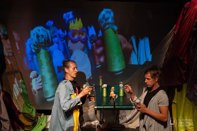 Na modni pisti cesar in plebs, ob pisti pa cesarjeva tkalca Uroš Kaurin in Tilen Kožamelj 