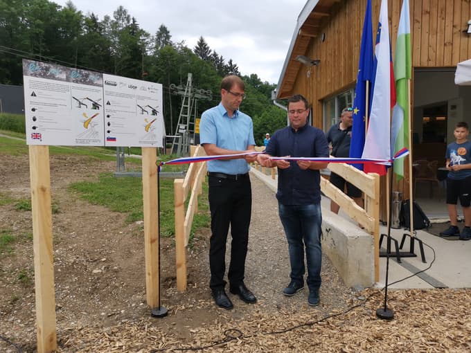 (FOTO in VIDEO) Vlečnica na smučišču Poseka je prva v Sloveniji, ki na vrh prevaža kolesarje