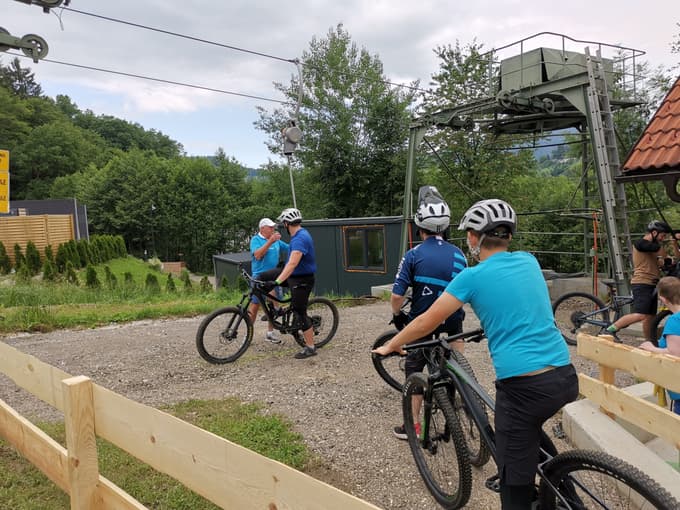 (FOTO in VIDEO) Vlečnica na smučišču Poseka je prva v Sloveniji, ki na vrh prevaža kolesarje