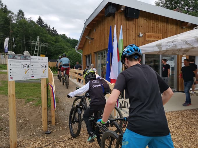 (FOTO in VIDEO) Vlečnica na smučišču Poseka je prva v Sloveniji, ki na vrh prevaža kolesarje