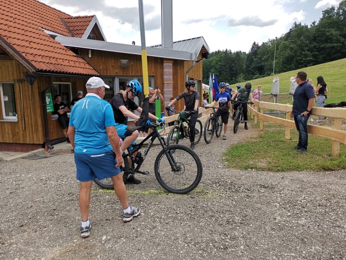 (FOTO in VIDEO) Vlečnica na smučišču Poseka je prva v Sloveniji, ki na vrh prevaža kolesarje