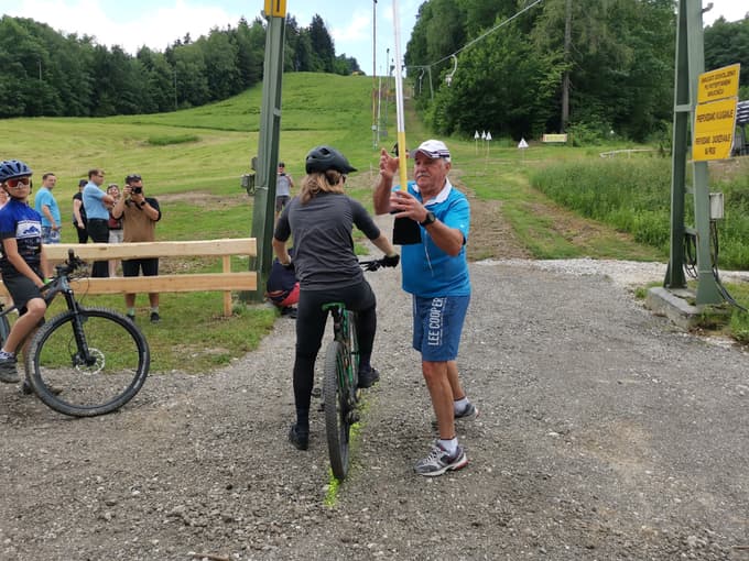 (FOTO in VIDEO) Vlečnica na smučišču Poseka je prva v Sloveniji, ki na vrh prevaža kolesarje