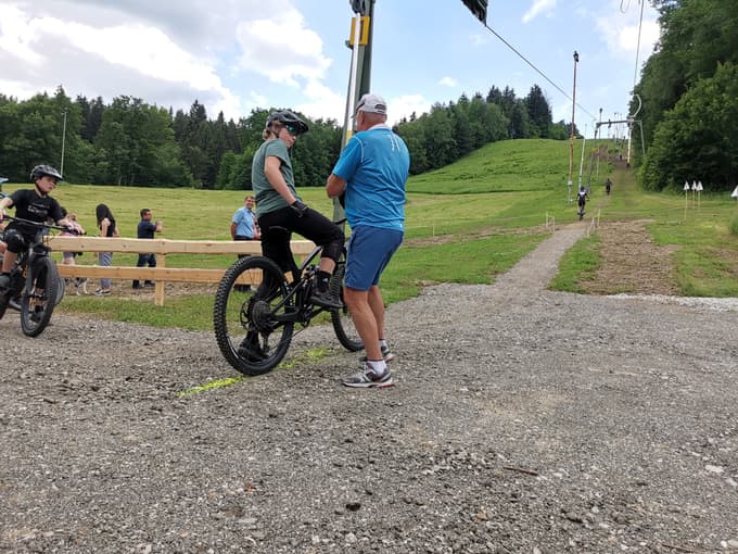 (FOTO in VIDEO) Vlečnica na smučišču Poseka je prva v Sloveniji, ki na vrh prevaža kolesarje