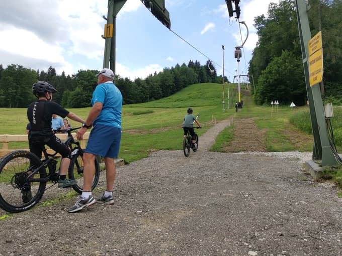 (FOTO in VIDEO) Vlečnica na smučišču Poseka je prva v Sloveniji, ki na vrh prevaža kolesarje