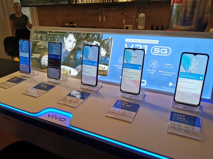 Z mobilnimi telefoni serij Y, V in X podjetje Vivo vstopa tudi na slovensko tržišče.