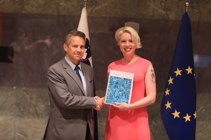 Predsednica državnega zbora Urška Klakočar Zupančič in Tomaž Vesel, takrat predsednik Računskega sodišča. 