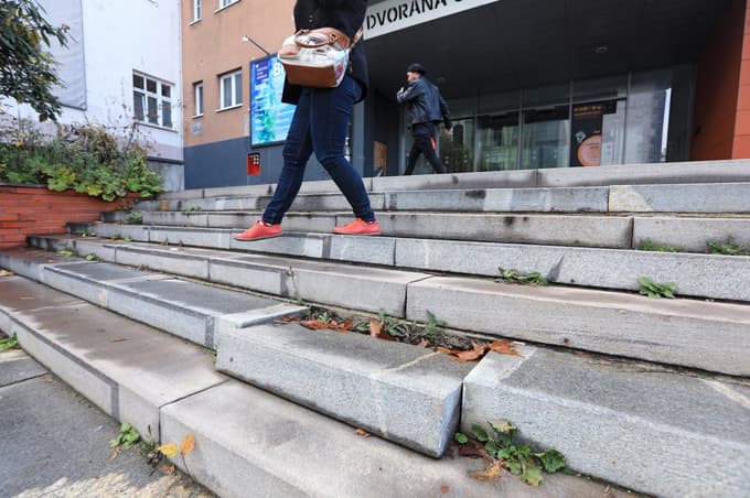 Zunanje stopnice pred dvorano Union so že nevarne.