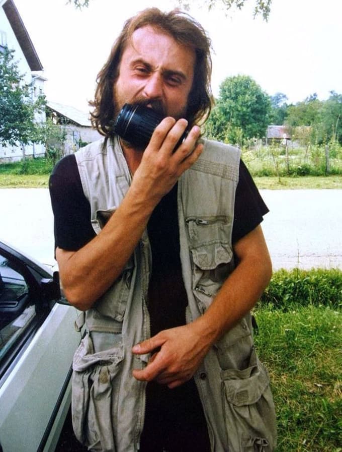 Alojz Krivograd - Futy (1964–domnevno 1992) v značilni opravi, njegov »zaščitni znak« je bil brezrokavnik s številnimi žepi za fotografske pripomočke.