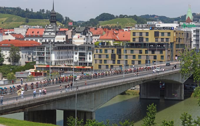 Karavana je zapeljala tudi skozi Maribor.