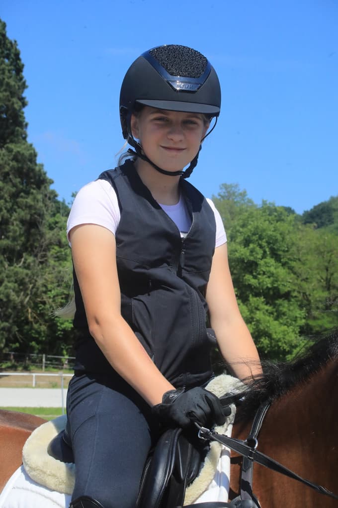 Pia Rojko uživa, ko sedi na svojem ljubljencu.